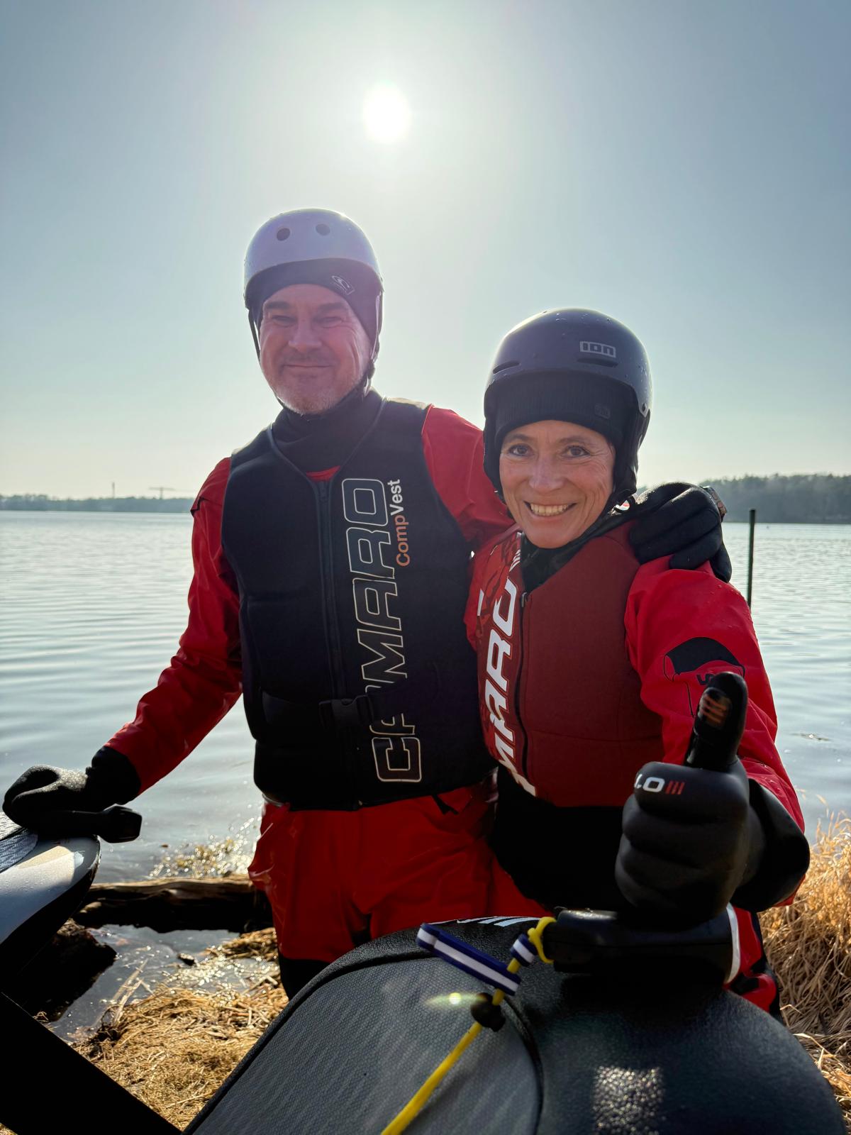 Britta und Partner am See mit E-Foil Ausrüstung