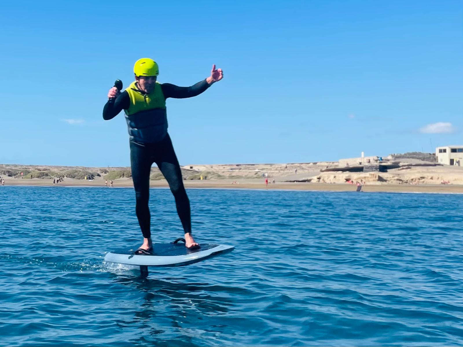E-Foil Fahrer in Aktion auf dem Wasser
