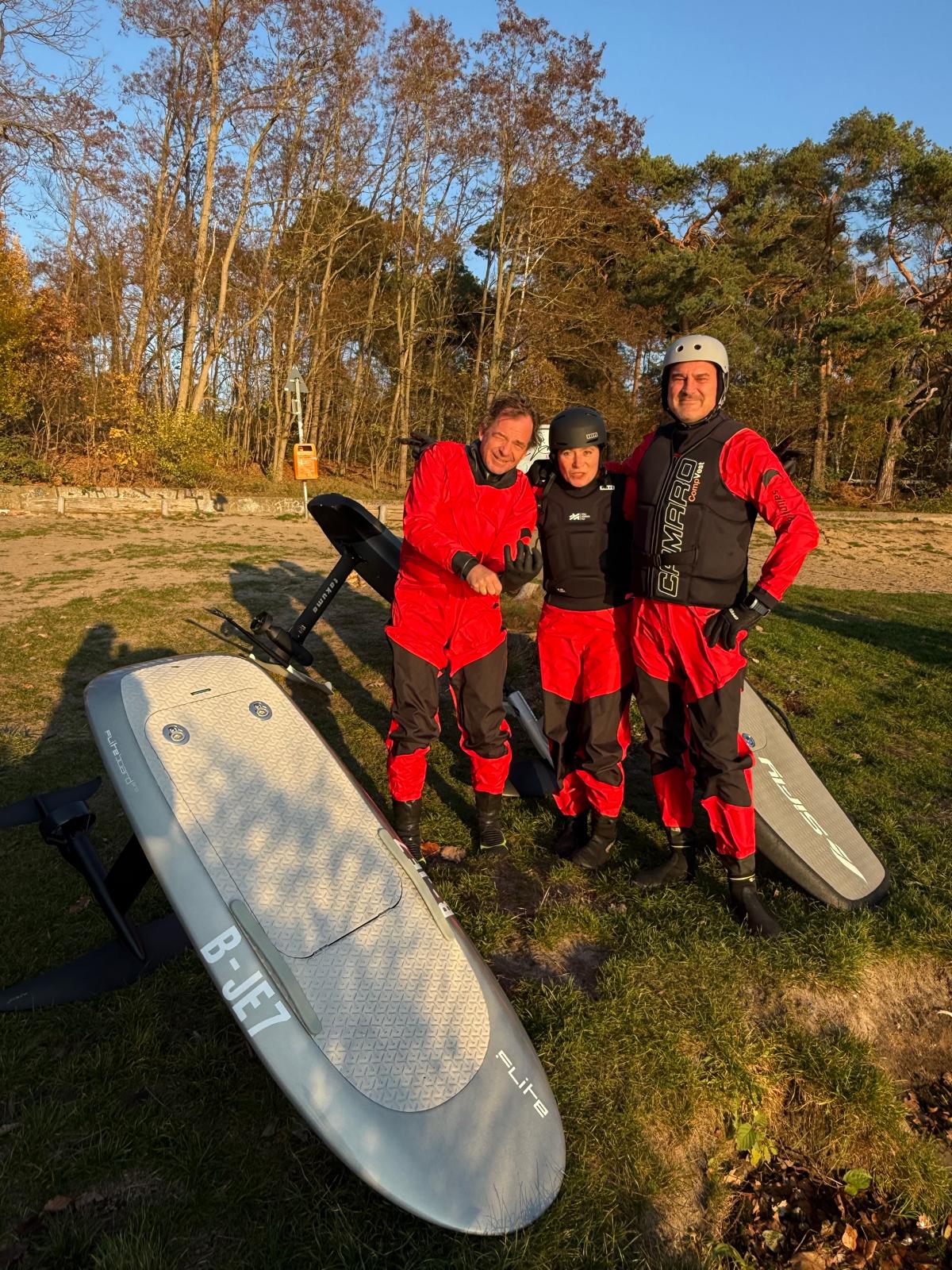 Team mit E-Foil Boards bereit zum Starten